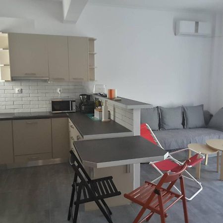 Seaview Apartment In Theheart Of Loutraki Екстериор снимка