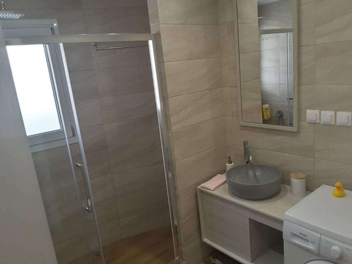 Seaview Apartment In Theheart Of Loutraki Екстериор снимка