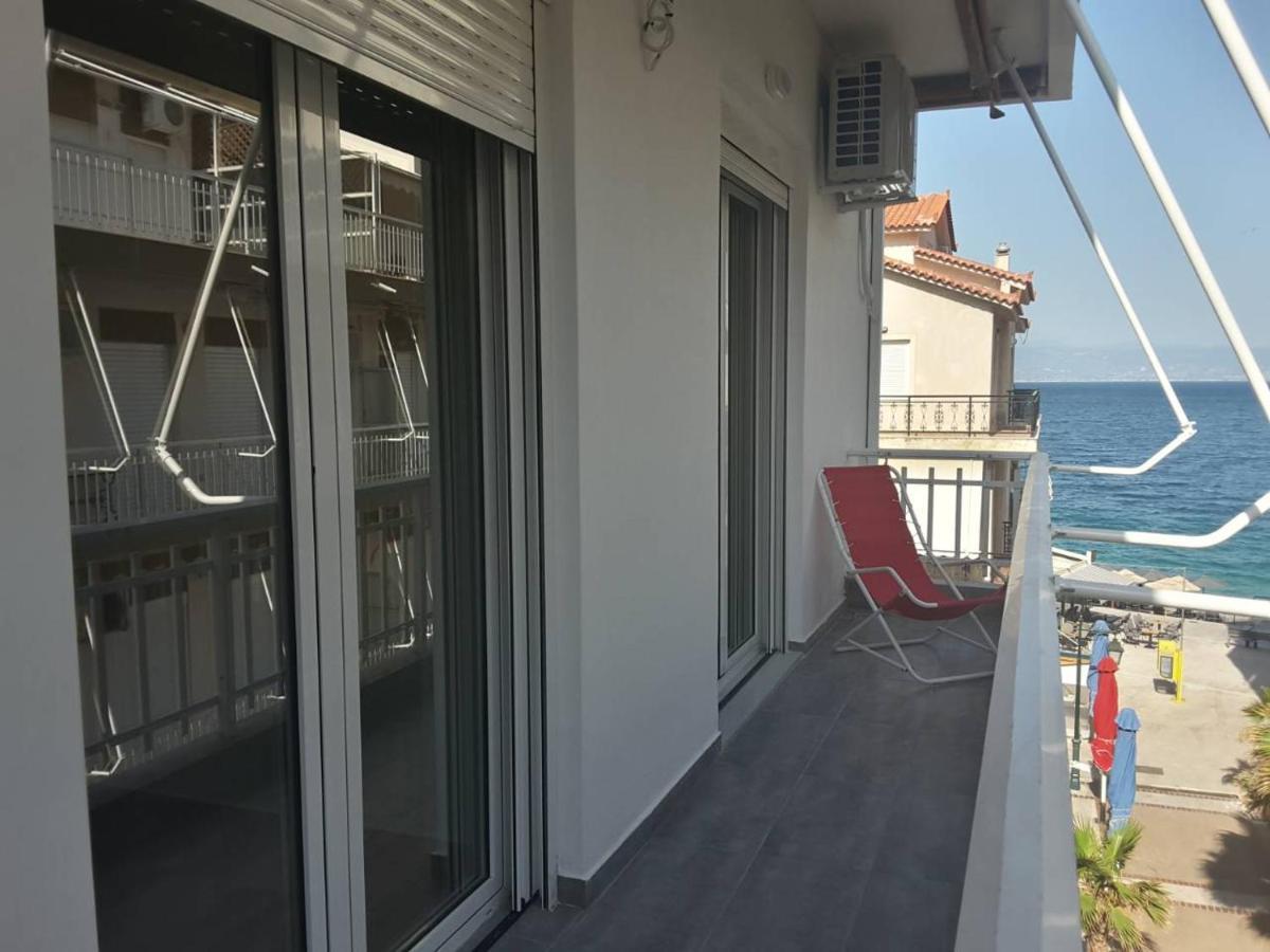 Seaview Apartment In Theheart Of Loutraki Екстериор снимка